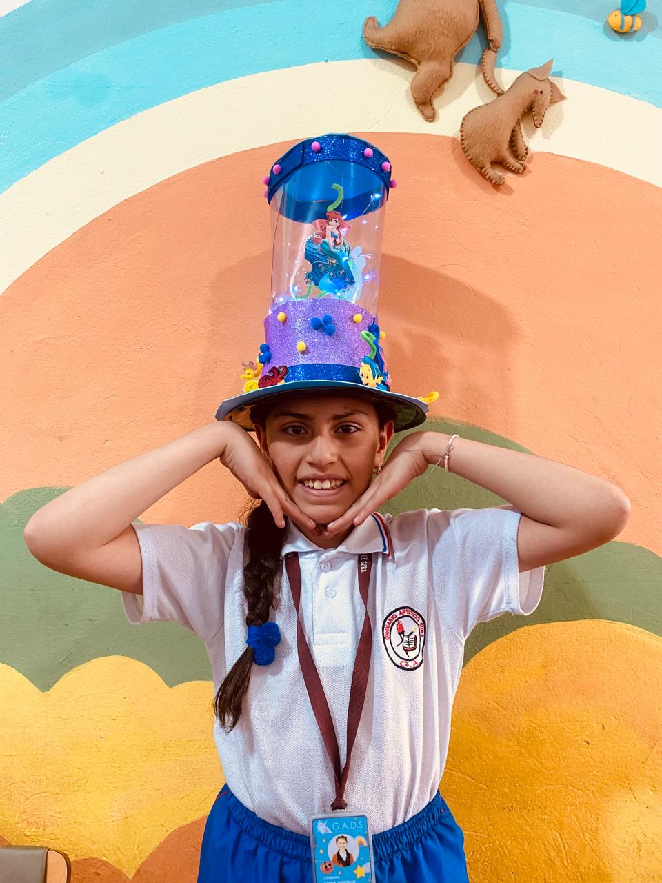 Estudiante del GADS con un sombrero artístico decorado